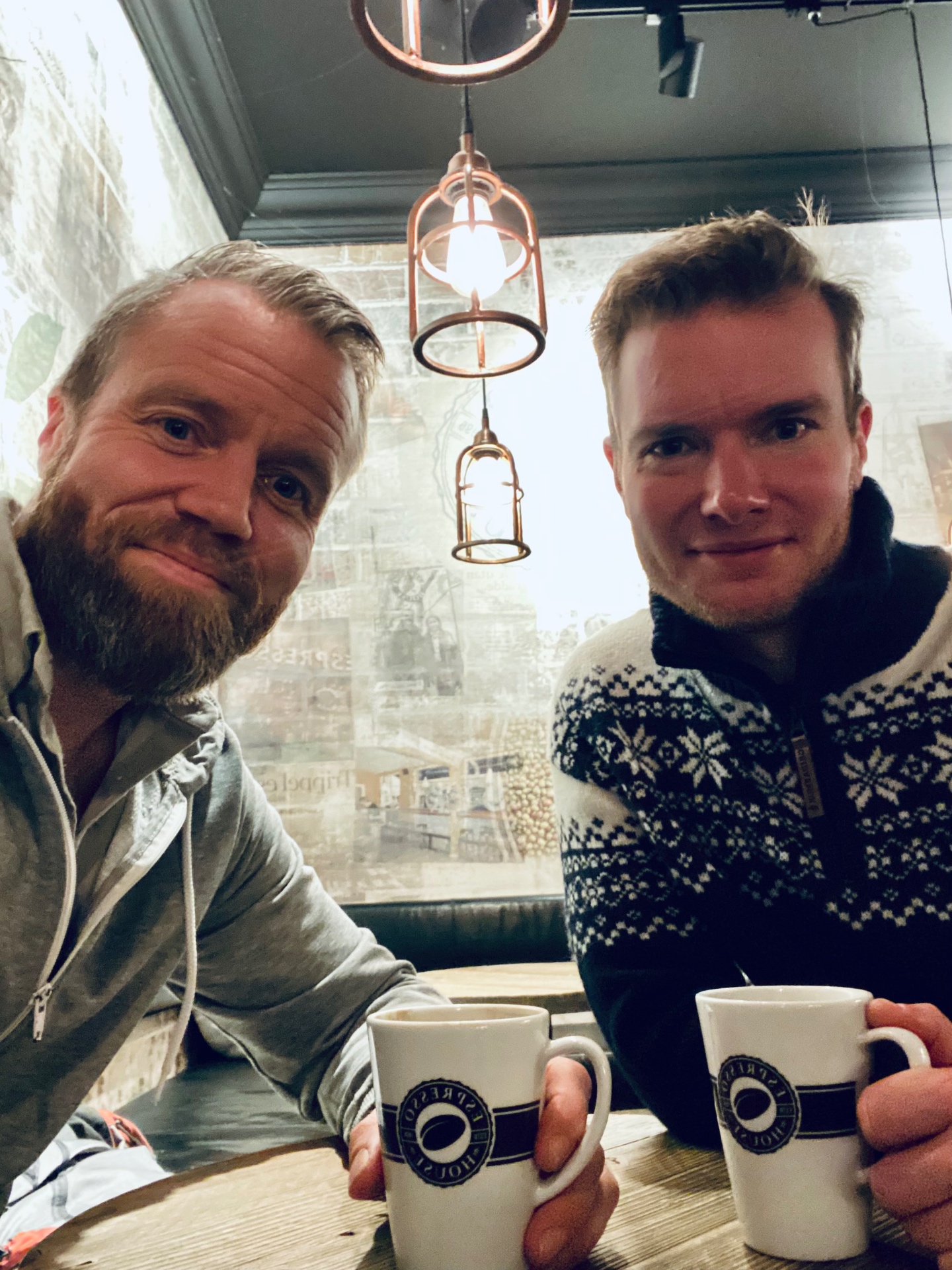 Marcus och Johan på fika
