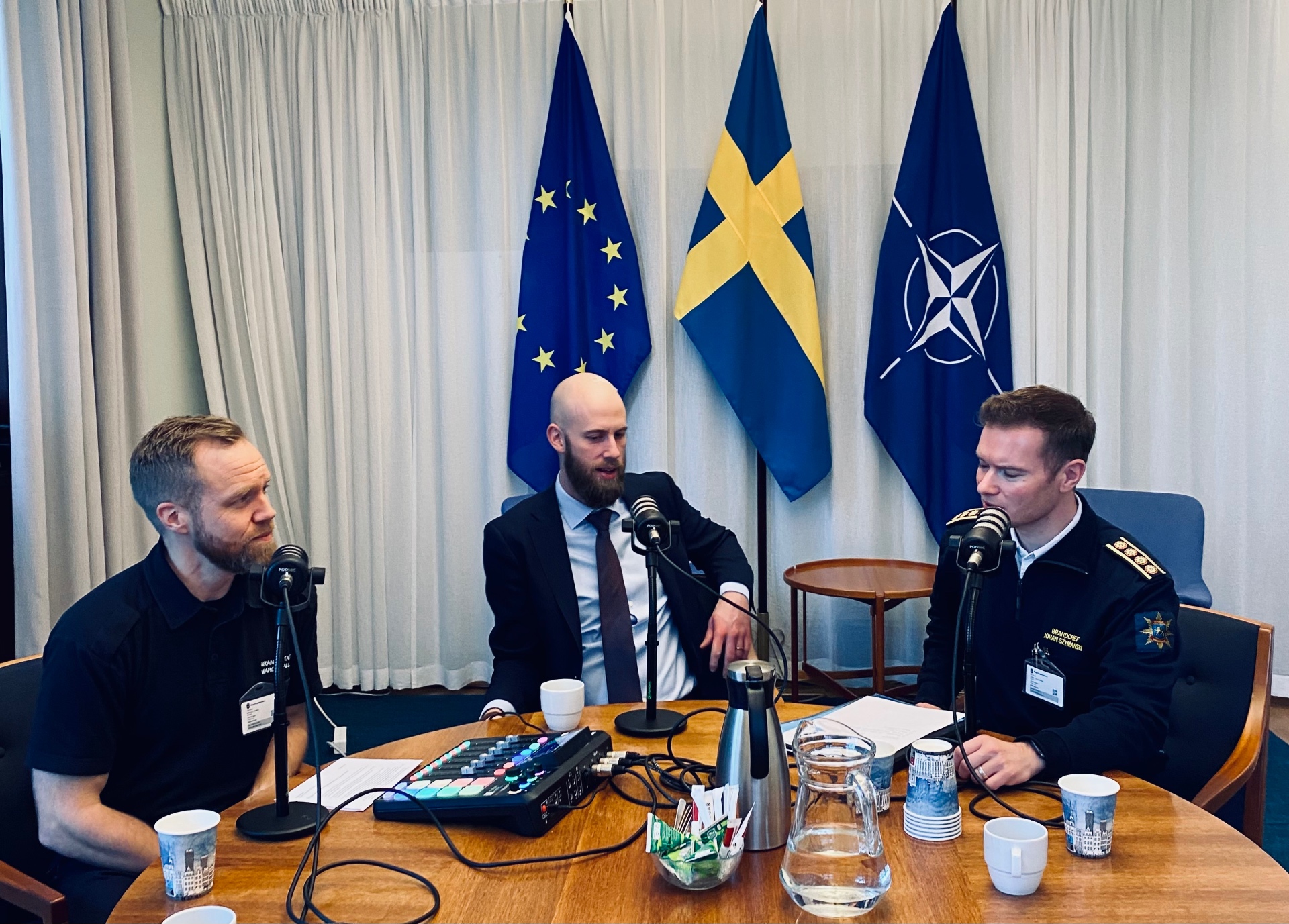 Marcus Wallén och Johan Szymanski spelar in RiB Podcast med ministern för civilt försvar